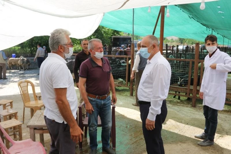 Başkan Esat Öztürk kurban pazarını ziyaret etti
