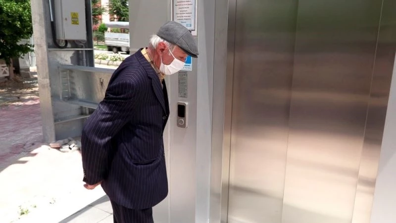 Isparta’da mahalle sakinlerinin asansörlü üst geçit sevinci
