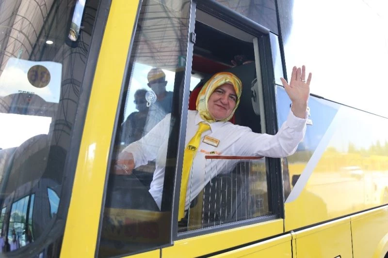 Bu otobüse binenler şoförü görünce çok şaşırıyor
