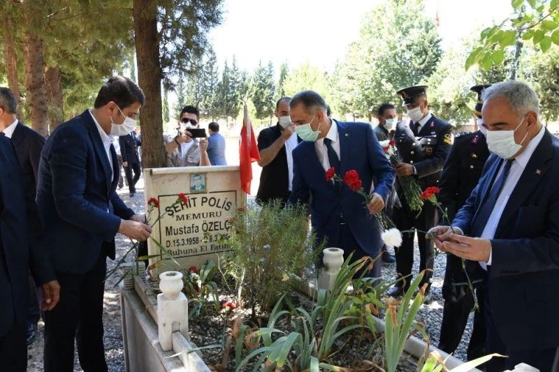 Vali Mahmut Çuhadar ve il protokolünden şehitliğe bayram ziyareti
