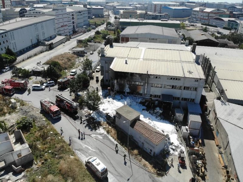 Kauçuk fabrikasında çıkan yangında 2 işçi dumandan etkilendi
