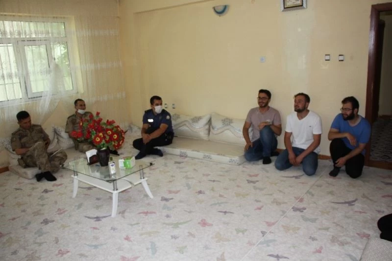 Kaymakam Köleoğlu, Bayram dolayısı ile şehit ailelerini ziyaret etti
