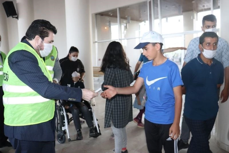 Ağrı’da Bayram öncesi ihtiyaç sahibi bin 500 çocuğa kıyafet çeki dağıtıldı
