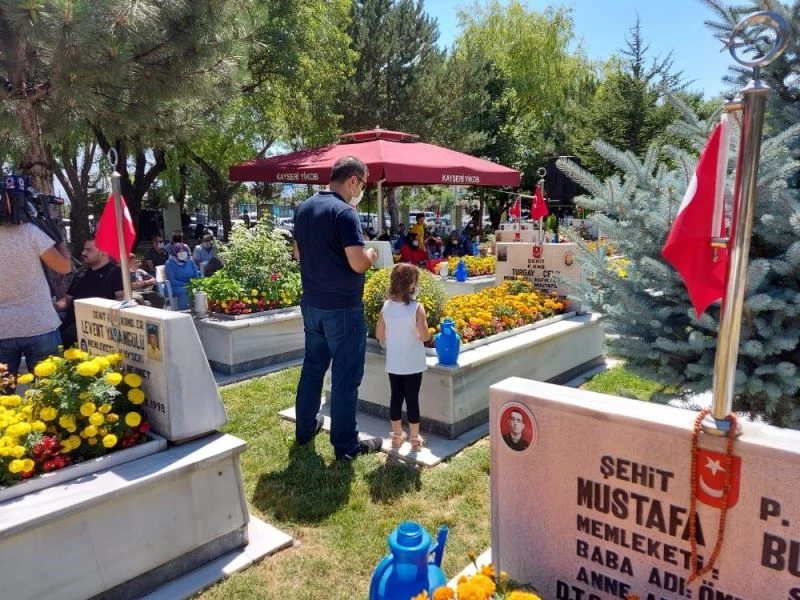 Kayseri protokolü şehitliği ziyaret etti, şehit mezarlarına karanfil bıraktı
