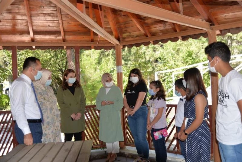 Vali Şentürk, çocuklara bayram harçlığı dağıttı
