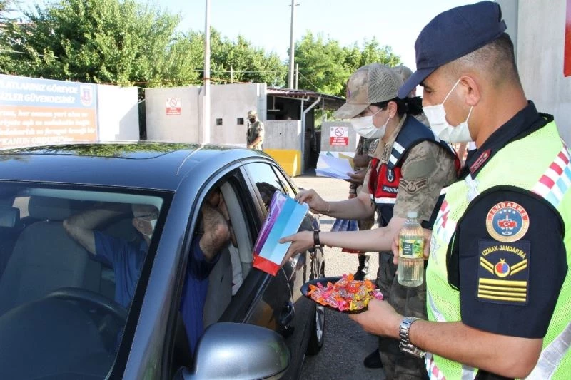 Jandarmadan bayramda şeker ve kolonyalı uygulama
