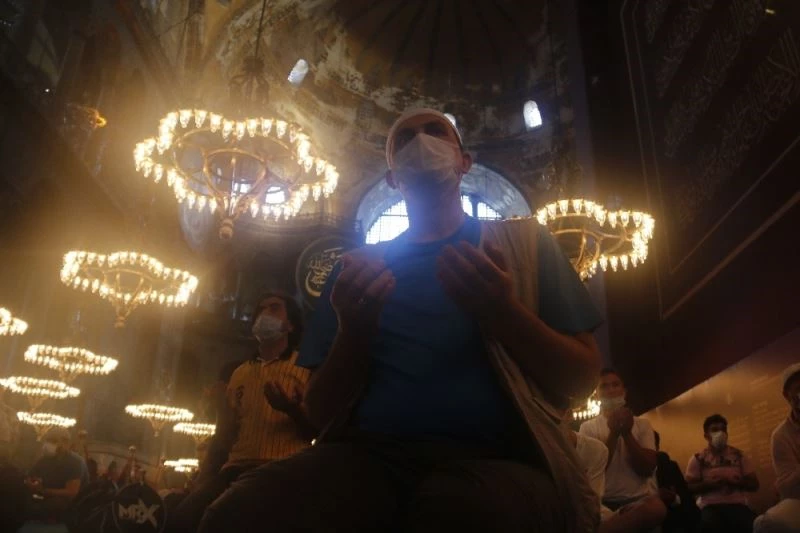 Ayasofya’da ilk Bayram Namazı binlerin katılımıyla kılındı
