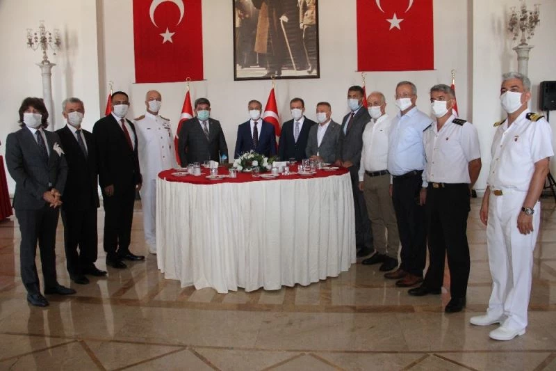 Vali Su, il protokolüyle bayramlaştı
