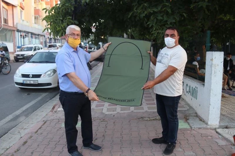 Ergene Belediyesinden bayram namazını cami avlusunda kılanlara seccade
