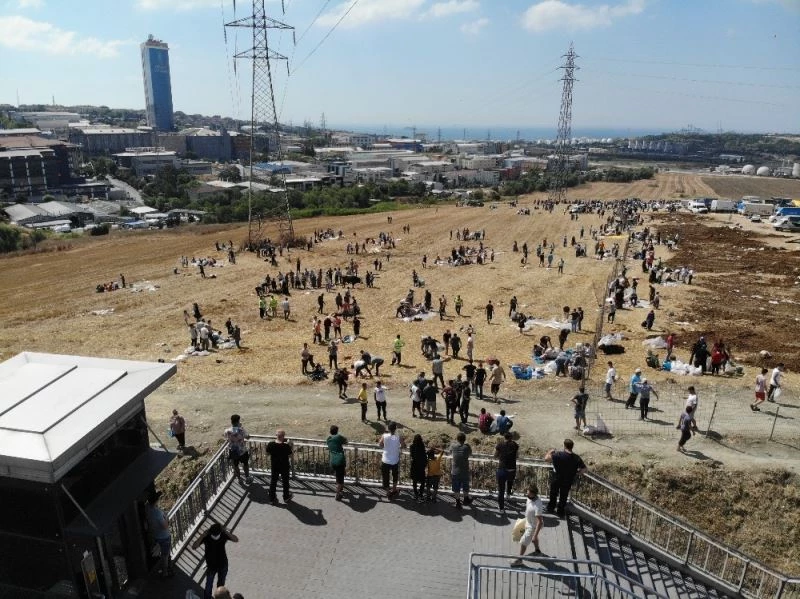 Metrobüs üst geçidinden kurban kesenleri seyrettiler
