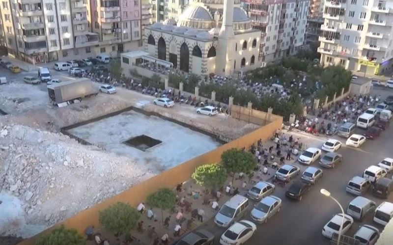 Gaziantepliler bayram namazında sokaklara taştı
