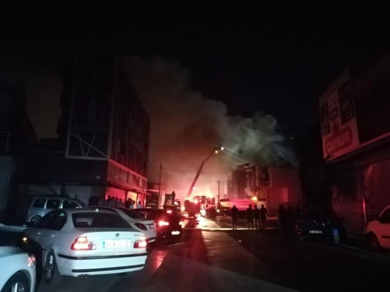 Kozmetik ürün dükkanında yangın: Küçük çapta patlama meydana geldi
