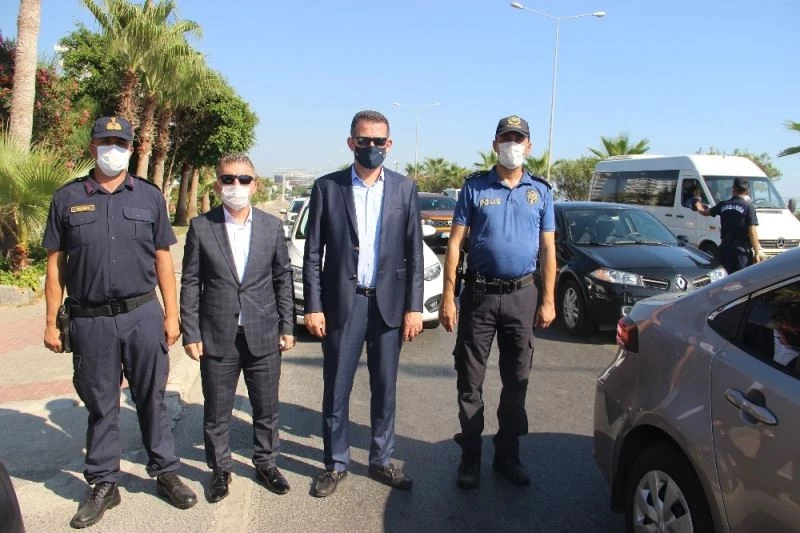 Kaymakam Ürkmezer, trafik denetiminde sürücülerle bayramlaştı
