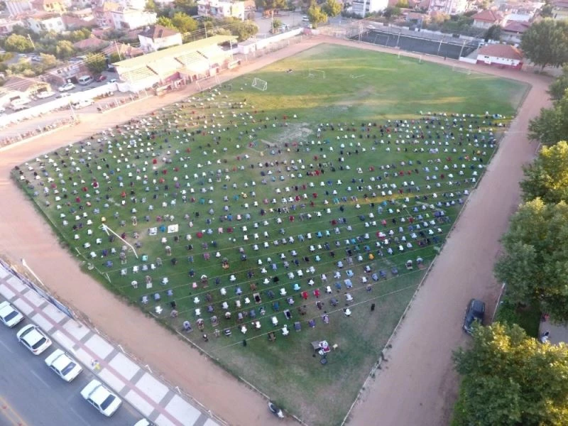 Sarıgöl’de bayram namazı stadyumda kılındı
