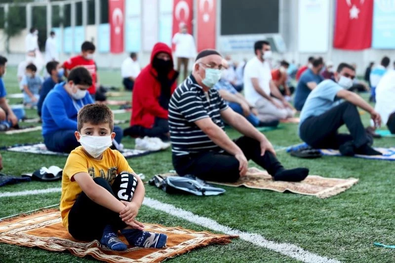 Bağcılar’da bayram namazı stadyumda kılındı
