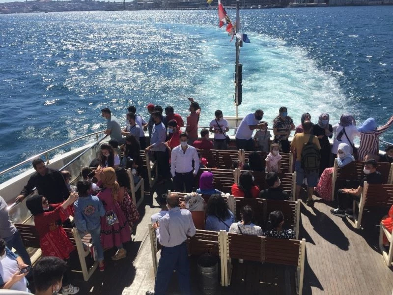 Şehir hatları vapurunda sosyal mesafe hiçe sayıldı
