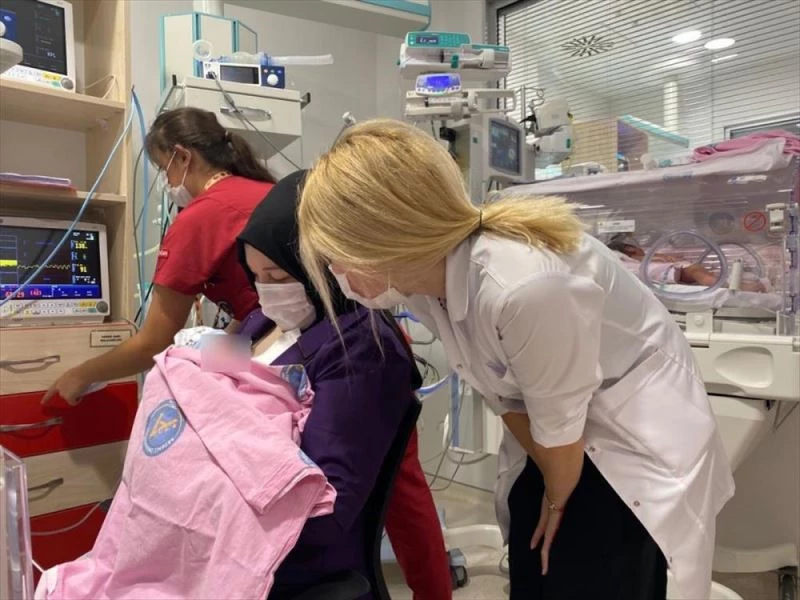 Kadavradan rahim nakli yapılan Derya Sert, bebeğini kucağına aldı