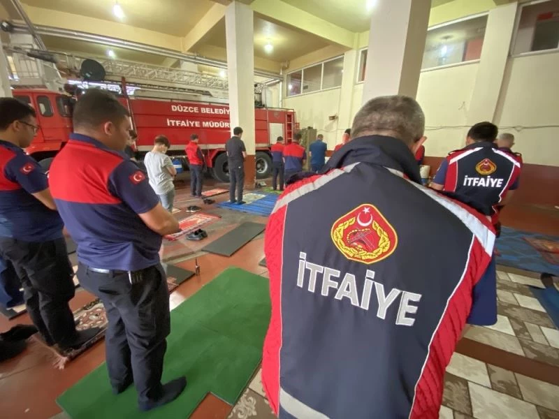 Bayram namazını görevi başında kıldılar
