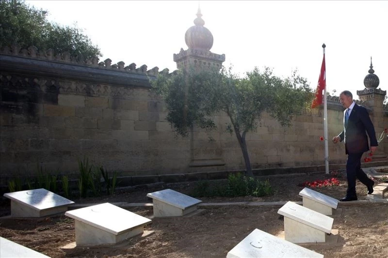 Bakan Akar, Malta’daki Türk Şehitliği’ni ziyaret etti
