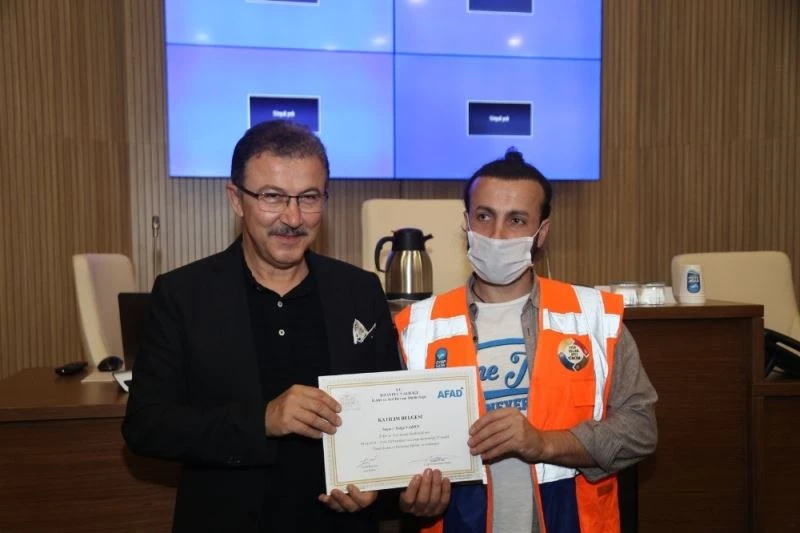 Başkan Köken, ESAY personeline sertifikalarını verdi
