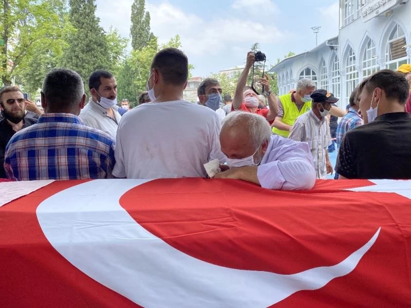 Patlamada ölen kız kardeşinin tabutuna sarılıp gözyaşlarına boğuldu
