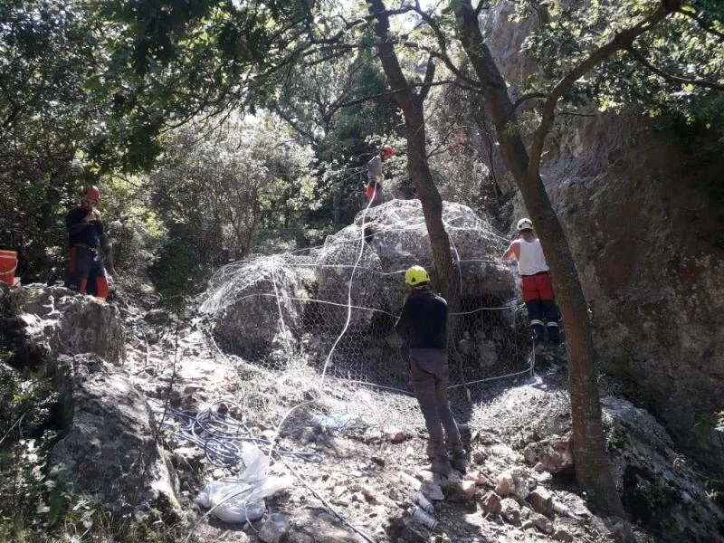 Bursa İznik’te düşme tehlikesi bulunan dev kaya çelik tellerle sarıldı
