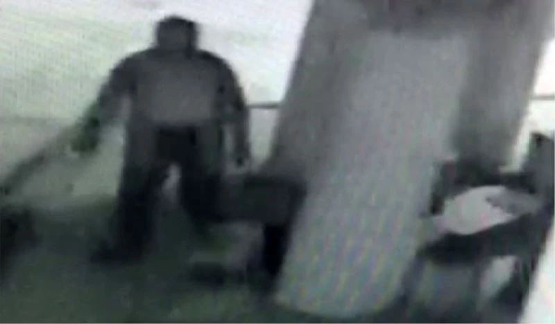 İzmir’de tarihi caminin musluklarının çalınma anı kamerada
