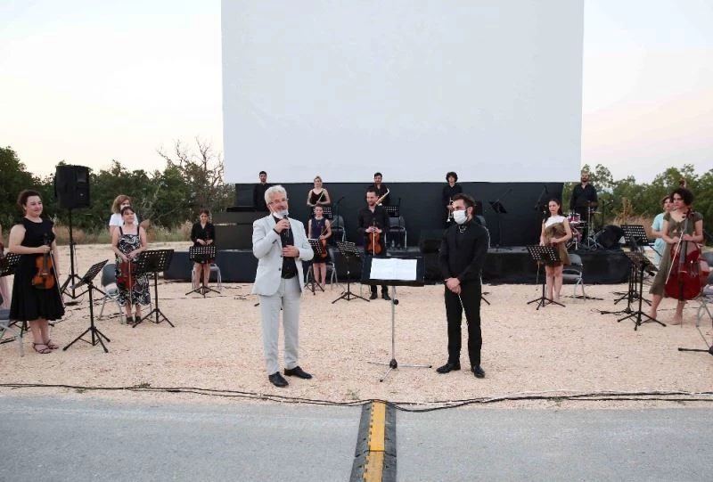 Nilüfer’de arabalı sinema nostaljisine konserli final
