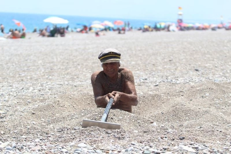 Yaşlı adam 40 dereceyi bulan sıcaklıkta sahilde kendini kuma gömüp şifa aradı
