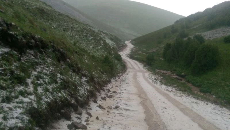 Dolu yağışı sonrası her yer bembeyaz oldu
