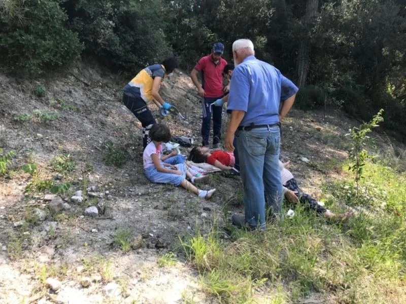 (Özel) Elektrikli bisiklet kullanan Feride nine, 3 torunu ile birlikte uçuruma yuvarlandı
