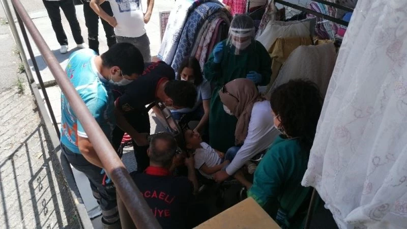 Kafası bebek arabasının demirleri arasına sıkışan çocuğu itfaiye kurtardı
