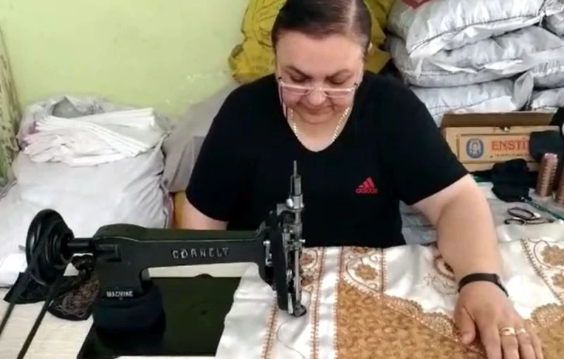 Kasnak makinesi ile yapılan işlemeler hayranlık uyandırıyor
