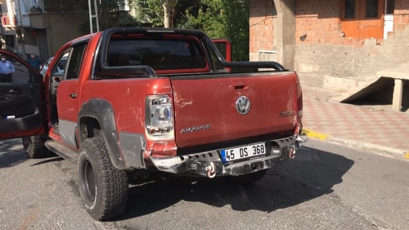 Siteden çaldığı araç ile en az 9 araca çarpıp, bir evin bahçe duvarını yıktı
