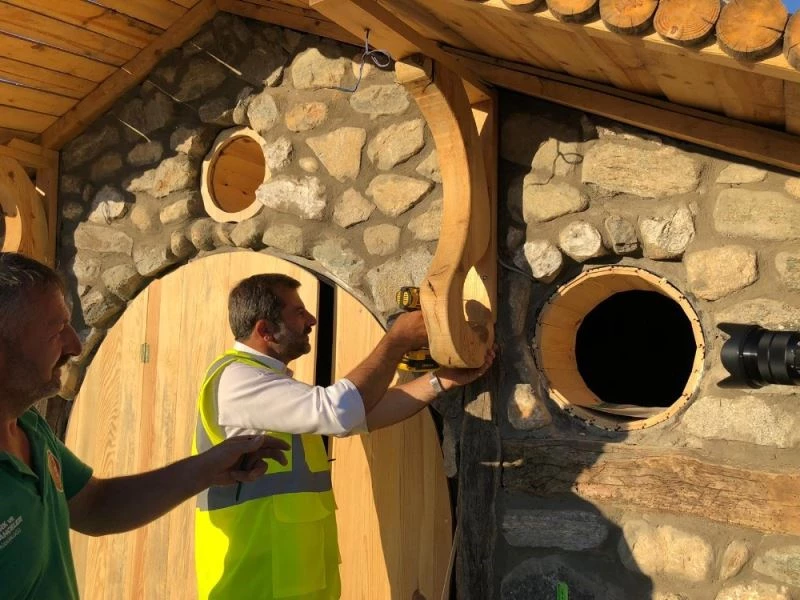 Sanatkâr başkan, Hobitlere göl manzaralı evler yaptı
