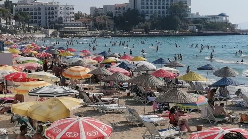 Kuşadası plajlarında insan seli
