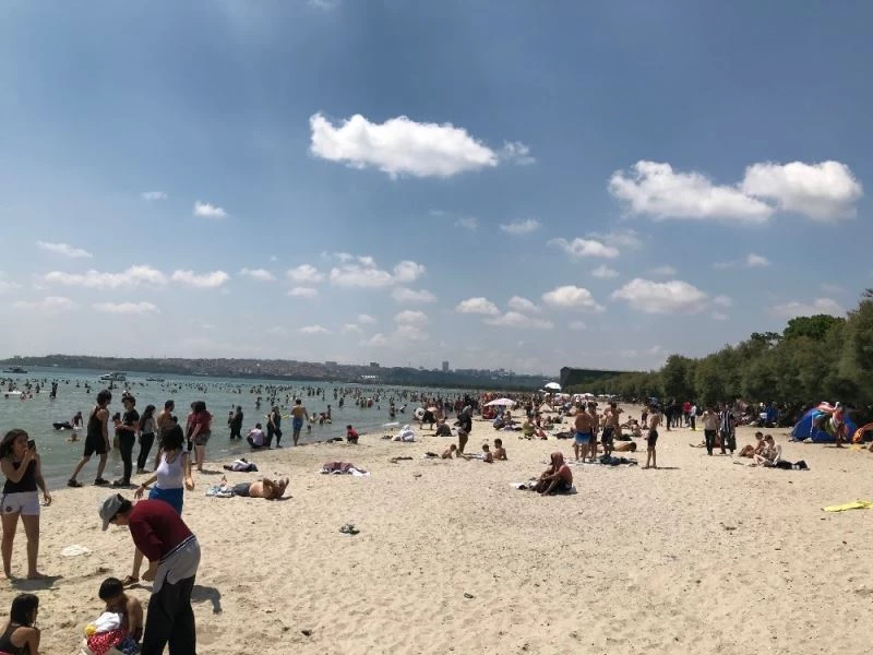 Plajlara akın eden vatandaşlar, sosyal mesafe kuralını hiçe saydı
