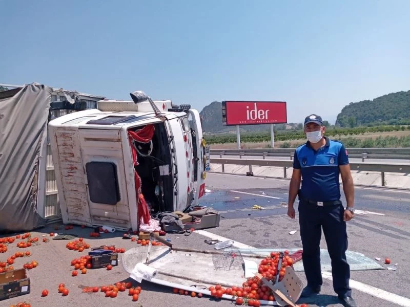 Bilecik’te kamyon devrildi, araca yüklü domatesler yola saçıldı
