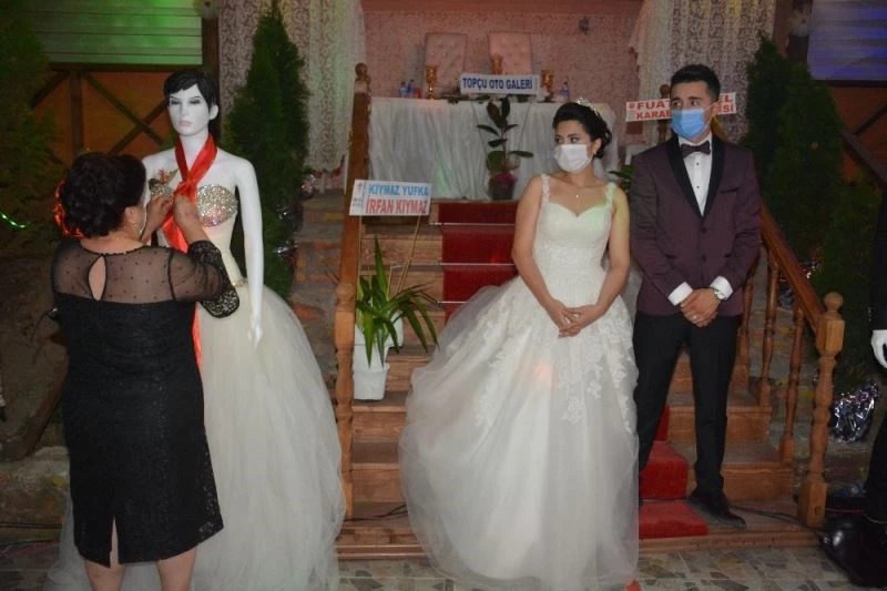 Takılar cansız mankenlere, tebrikler gelin ve damada
