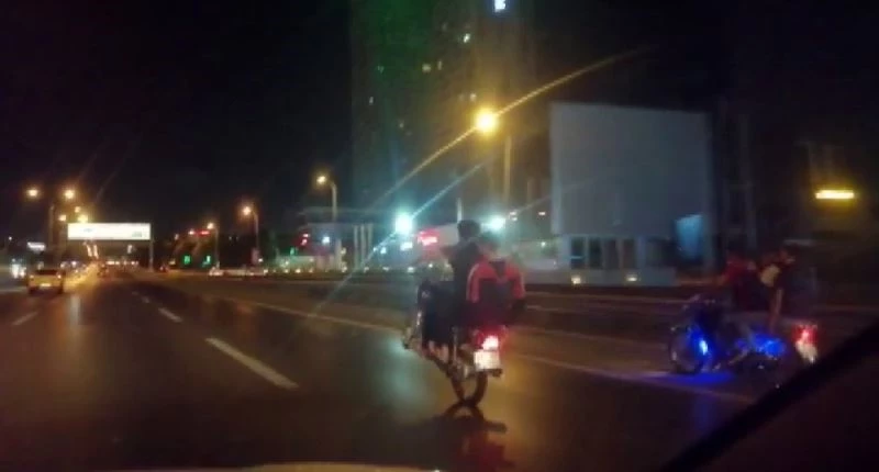 D-100 Karayolunda motosiklet sürücülerinin tehlikeli oyunu
