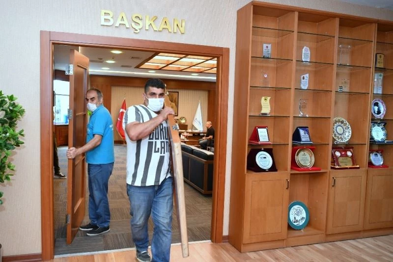 Başkan Çalık, makam kapısını söktürdü
