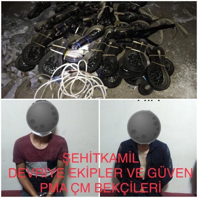 Çaldıkları 3 çuval malzemeyle birlikte çatıda yakalandılar
