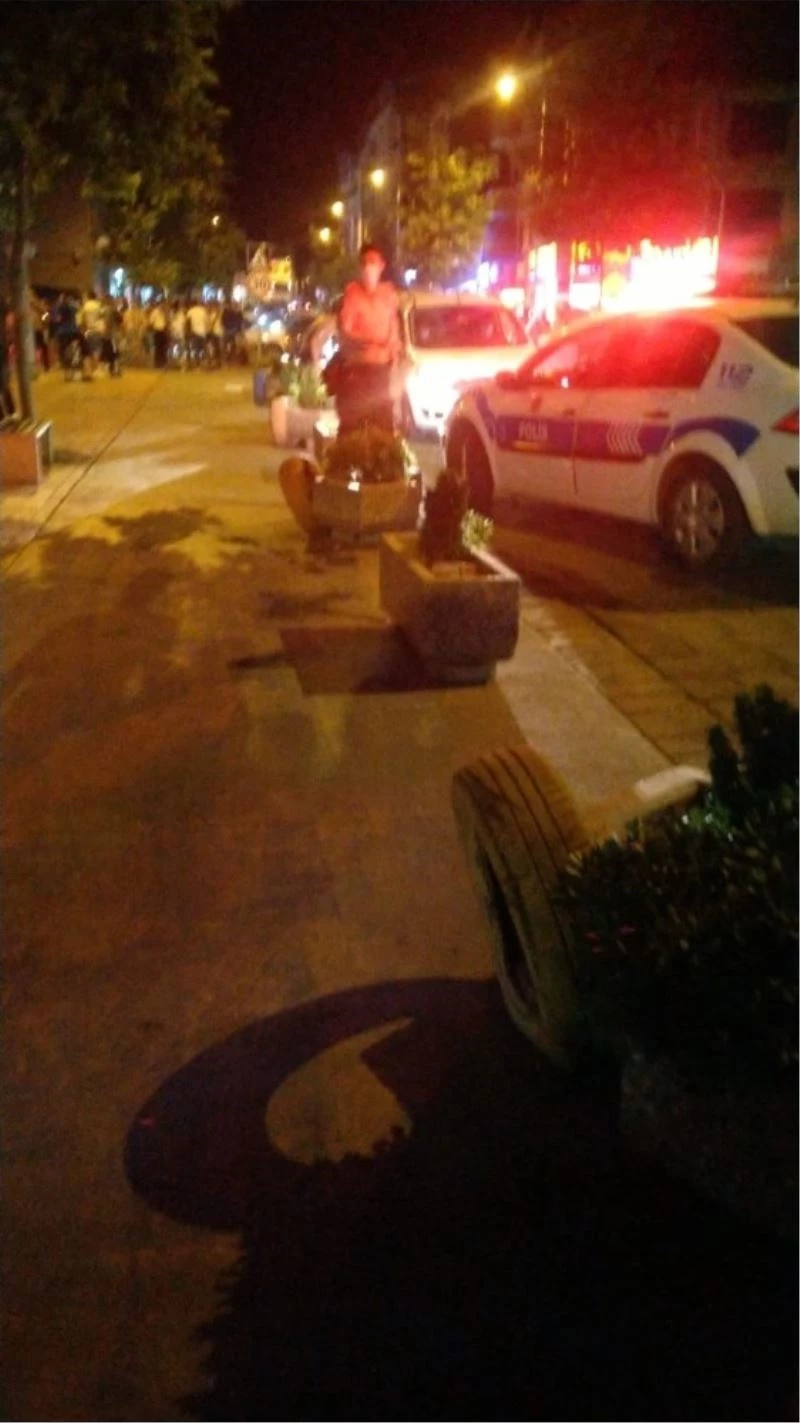 Kavgaya müdahale eden bekçiye saldırdılar
