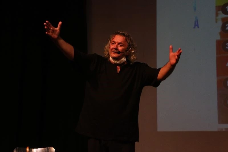 Hasret sona erdi, Kartal’da tiyatro perdeleri açıldı
