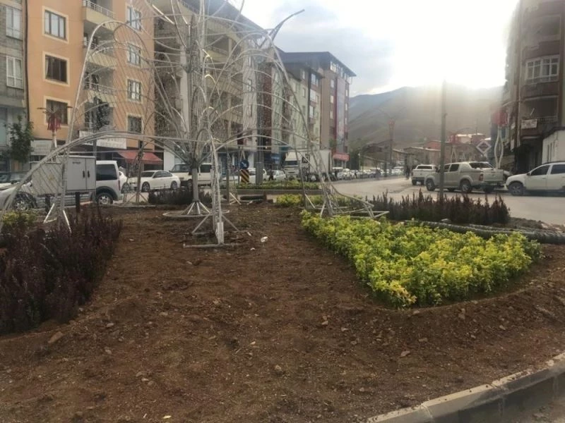 Hakkari Belediyesinden kenti çiçeklerle süsleme çalışması
