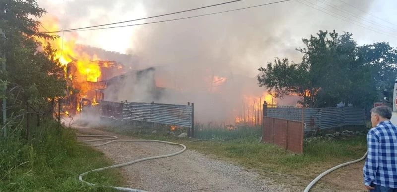 Alevleri görünce hem çekti hem de ağlayarak dua etti
