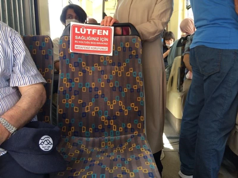 Sosyal mesafeye sadece koltukta uyuyor

