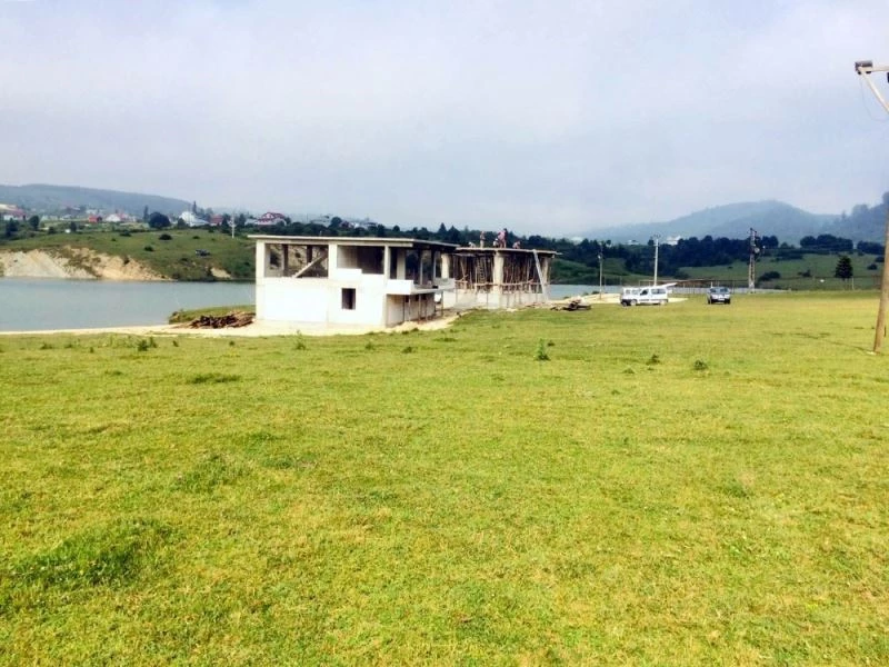 Acelle Yaylası’na yapılan beton yapılar tepkiye yol açtı
