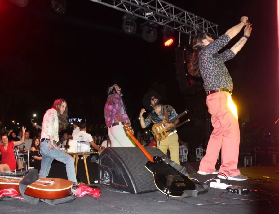 RETROBÜS HAFIZALARDAN SİLİNMEYECEK BİR KONSER PERFORMANSINA İMZA ATTI