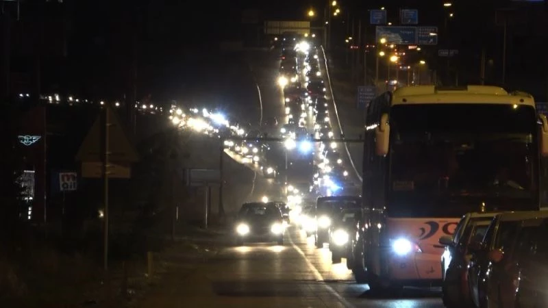 Geri dönüşler başladı, 43 ilin bağlantı noktasında trafik yoğunluğu
